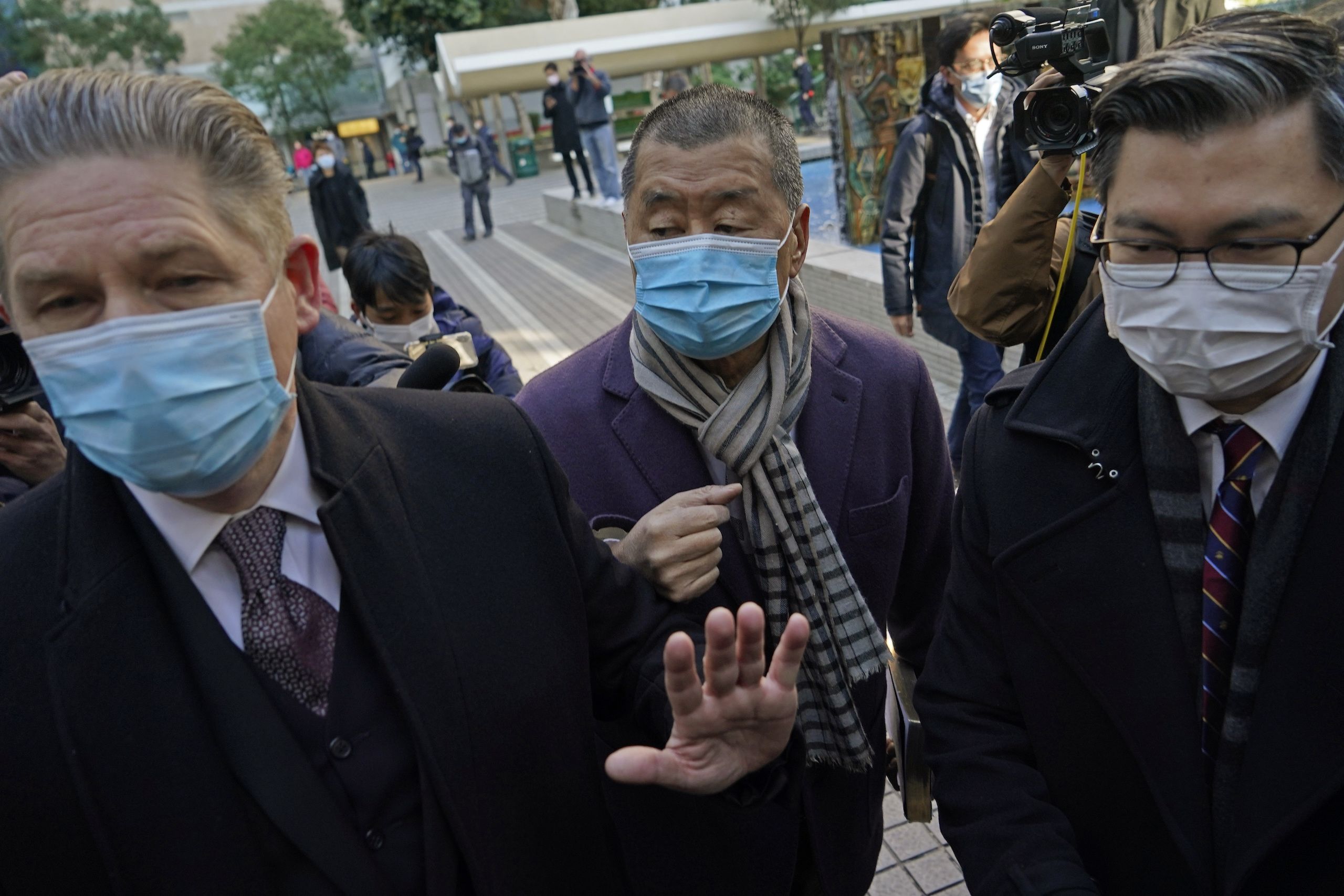 2020 年 12 月 31 日，壹传媒创办人黎智英违（中）在香港休庭期间抵达终审法院。