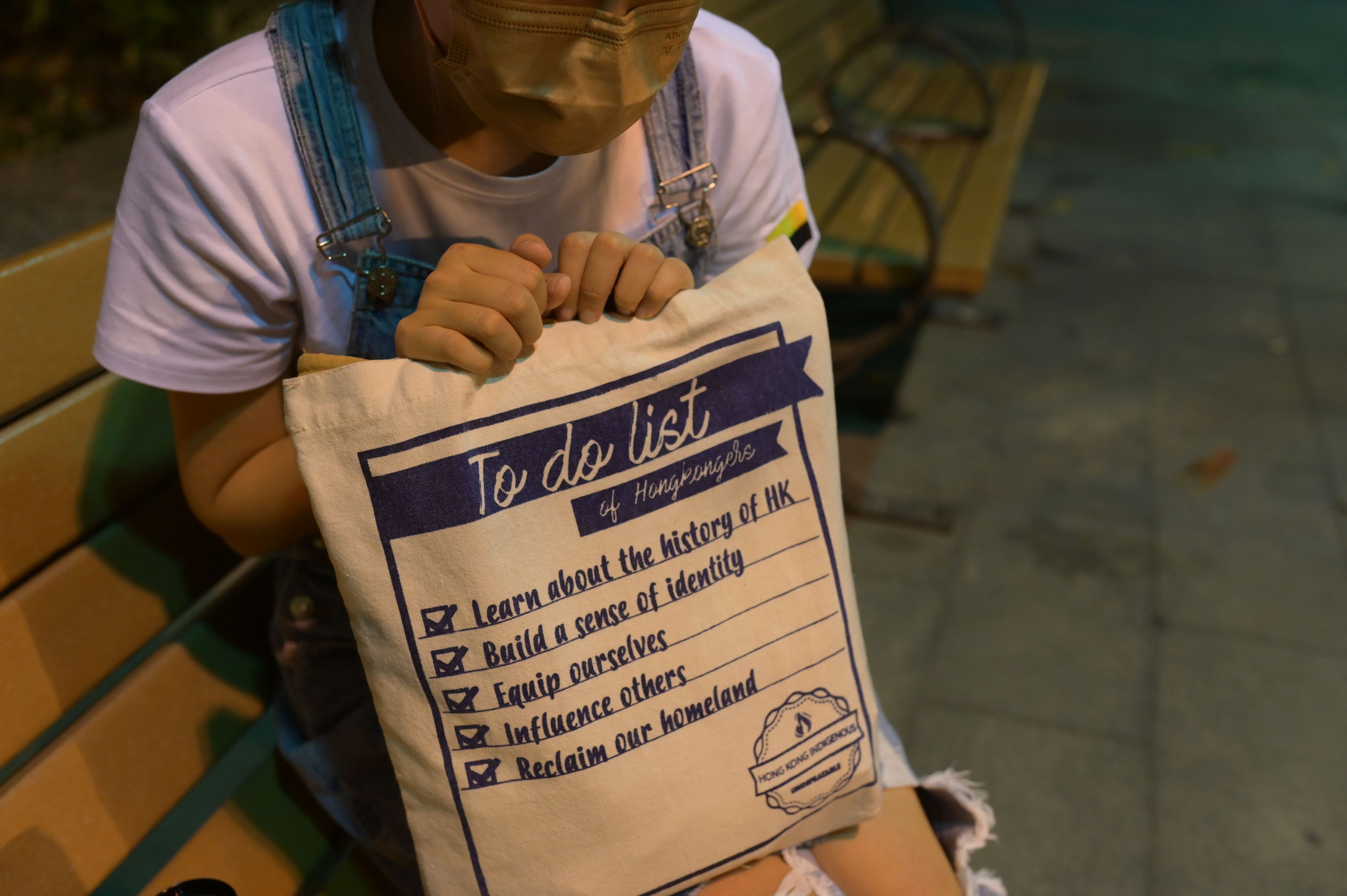Luna特意向我展示了她的環保袋“香港人的to do list”