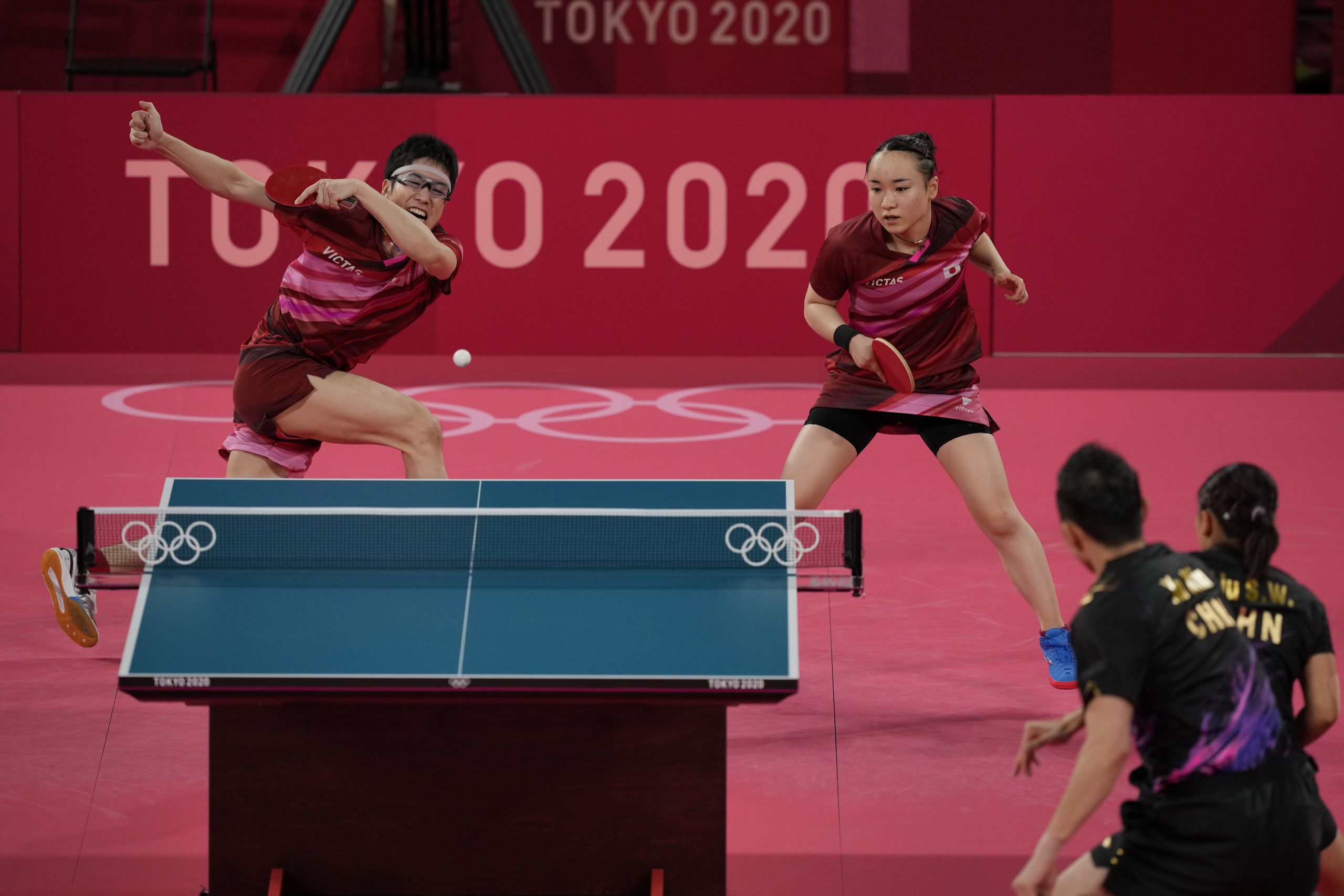 日本乒乓球混双选手水谷隼和伊藤美诚