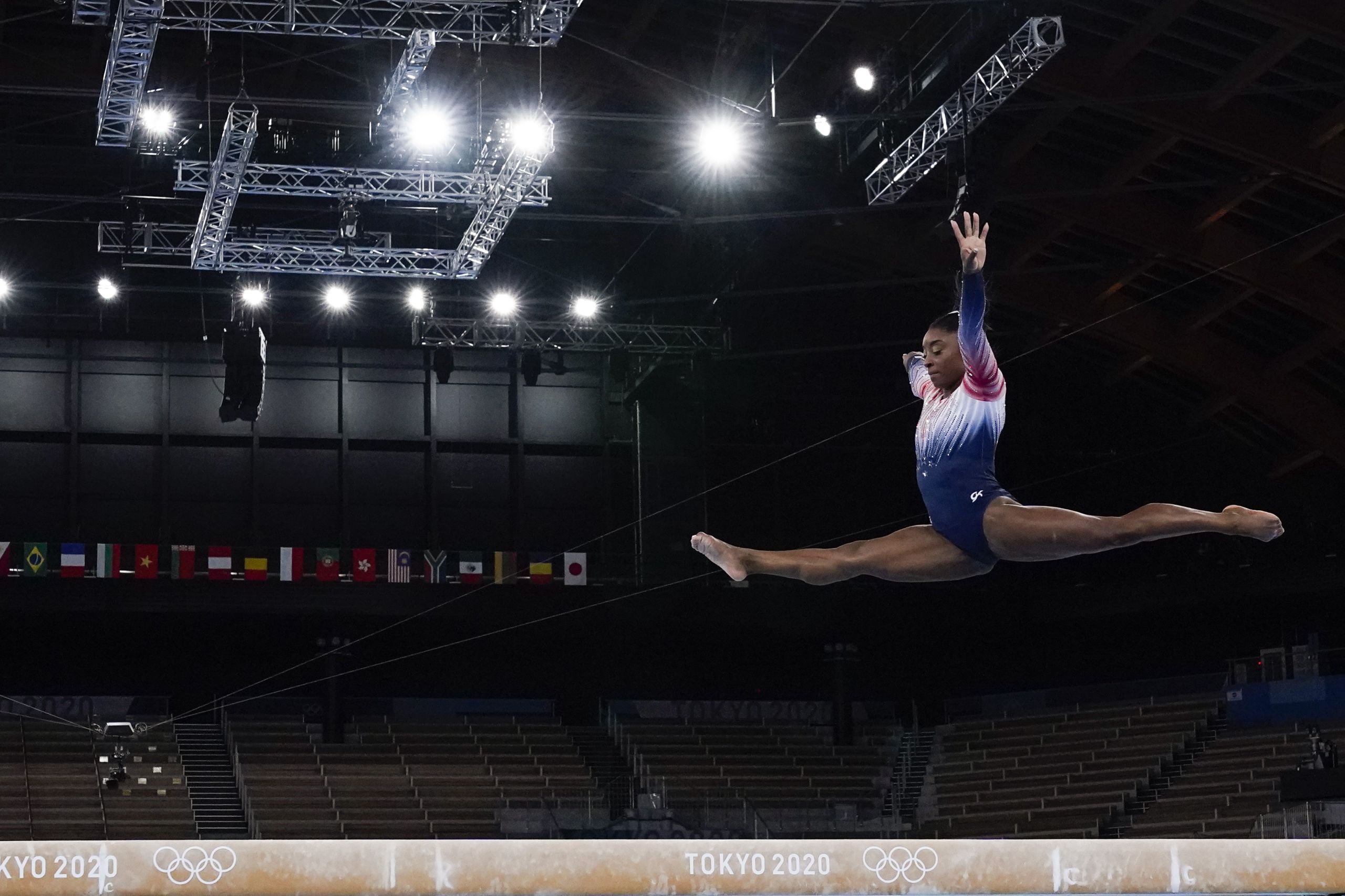 艺术体操女子器械决赛中，美国选手西蒙·拜尔斯 (Simone Biles) 在平衡木上表演。