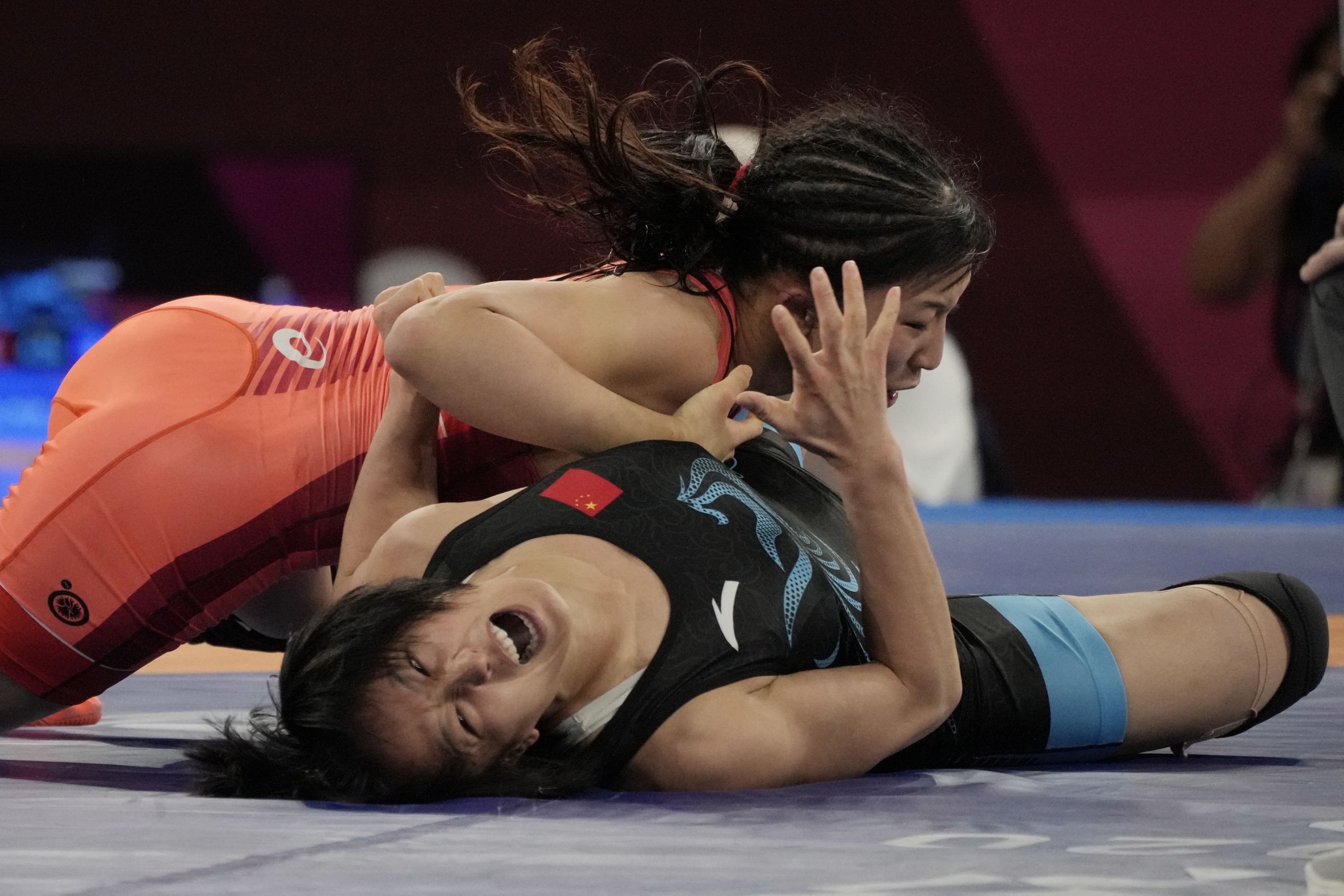 女子自由式 50 公斤级摔跤决赛中，日本选手须崎优衣 (Yui Susaki) 与中国选手孙亚楠展开较量。