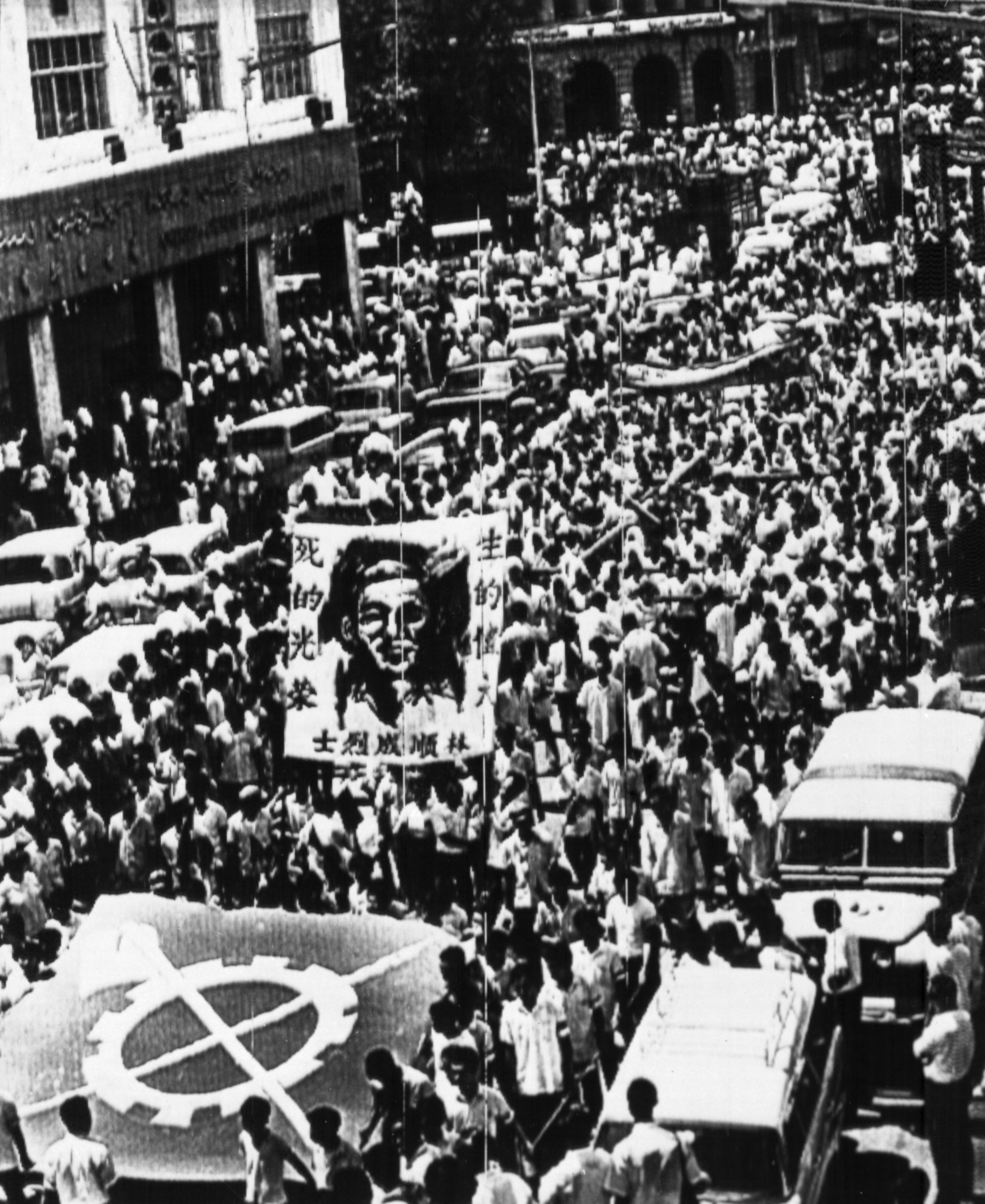 1969年5月9日，劳工党上街抗议，手持遭警方击毙林顺成的肖像与棺木送行。紧张局势增加，之后引发了513种族冲突事件。