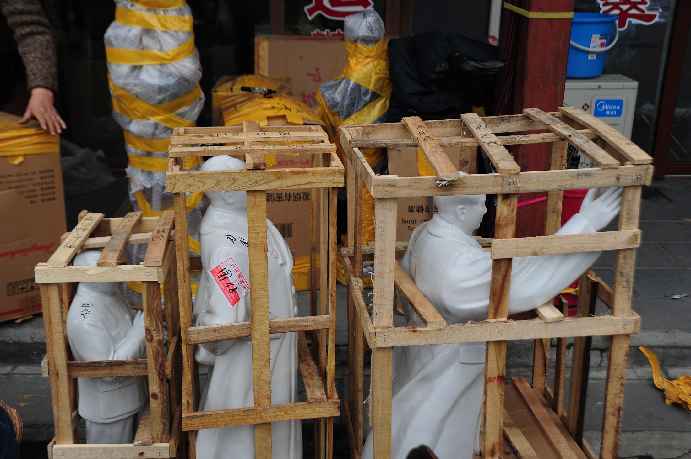 2014年3月14日，北京潘家园市场内，“笼子中”的陶瓷“毛泽东像”，这一场面在“文革中”是不可想象的。这些塑像多在中国湖南生产，并销往全国各地。（歪脑 / Shell Long)