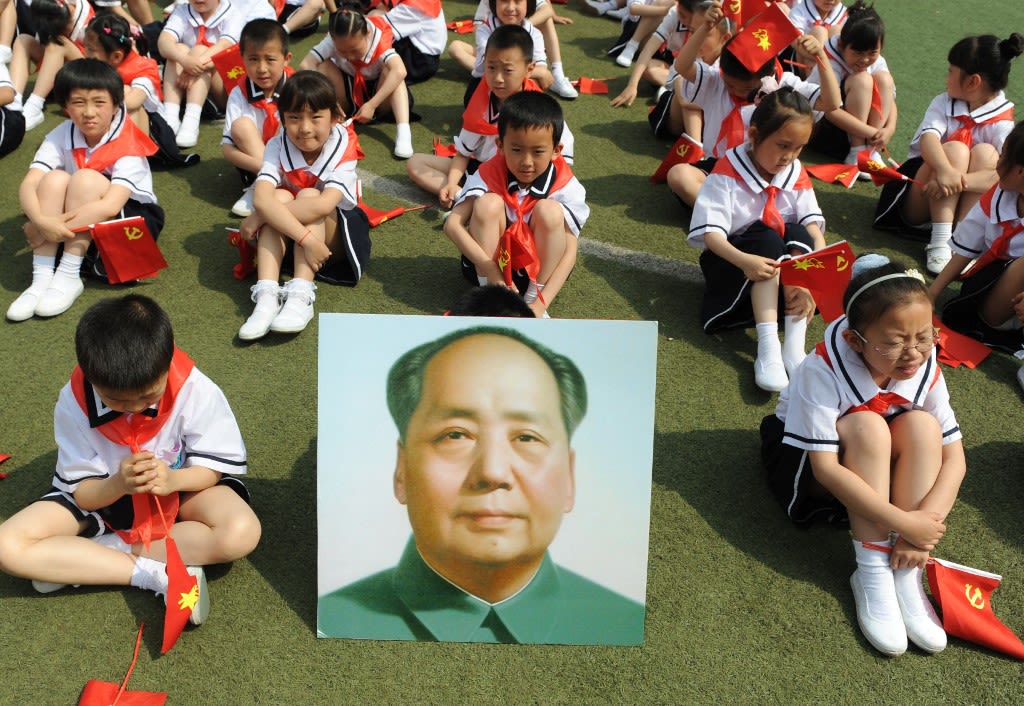 2011年5月30日，山西省太原市的一所学校，数千名手持共产党旗帜的中国学生聚集毛泽东的画像旁，参加中国共产党成立90周年活动。“爱国主义教育”在中国的中小学内盛行多年。（AFP）