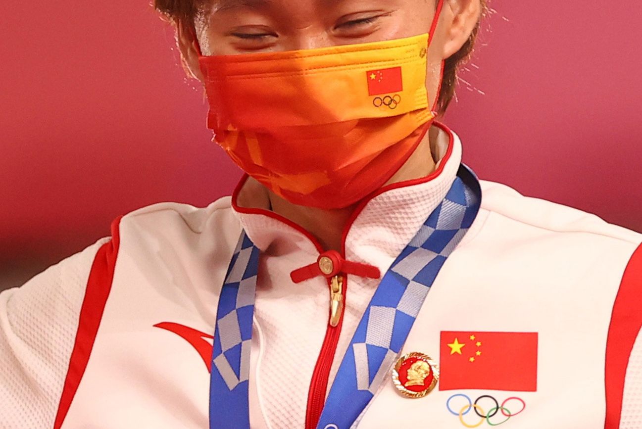 2021年8月2日，2020东京奥运会静冈-伊豆赛场，中国女子自行车队运动员在领奖时戴着“毛泽东像章”出席。（REUTERS / Matthew Childs）