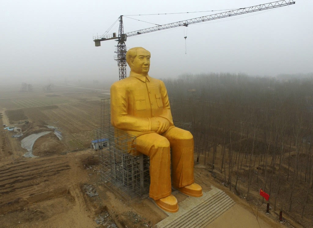 2016年1月4日，河南开封市，农田中正在建设的巨型金色毛泽东塑像，这尊塑像高度接近40米。(AFP)