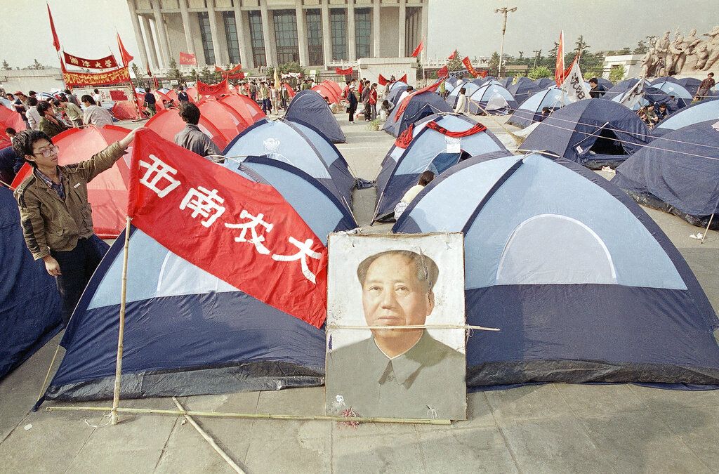 1989年5月29日，北京，六四事件前5天，天安门广场上的大学生展示出“毛泽东像”。 (AP / Jeff Widener)