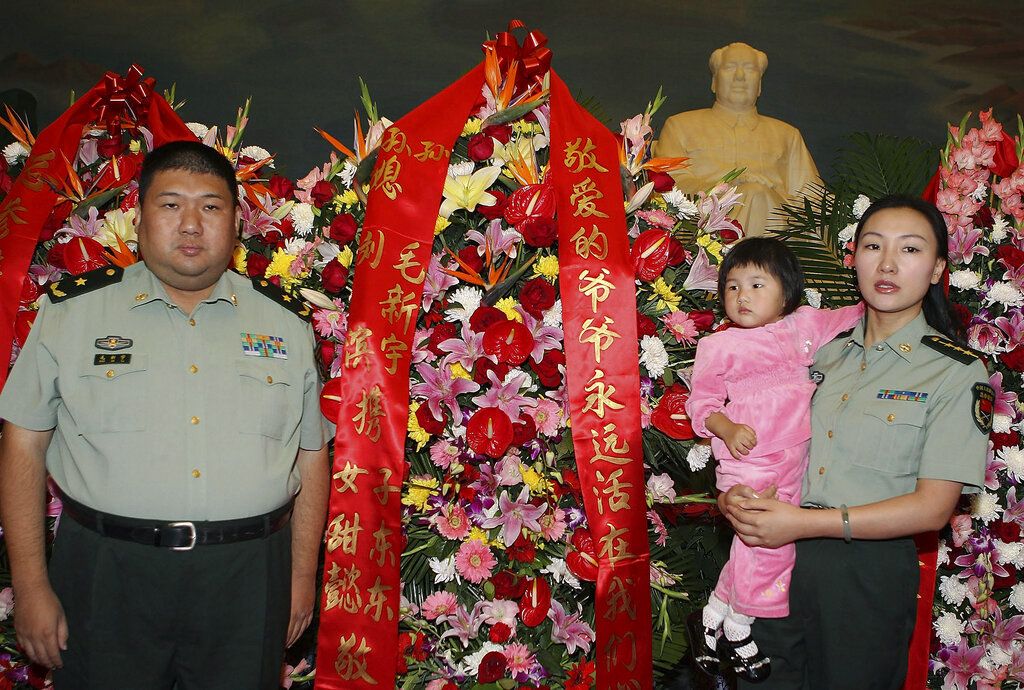 2010年9月9日，毛新宇（左）在天安门广场的毛泽东纪念堂毛泽东像前献上花圈。 (AP) 
