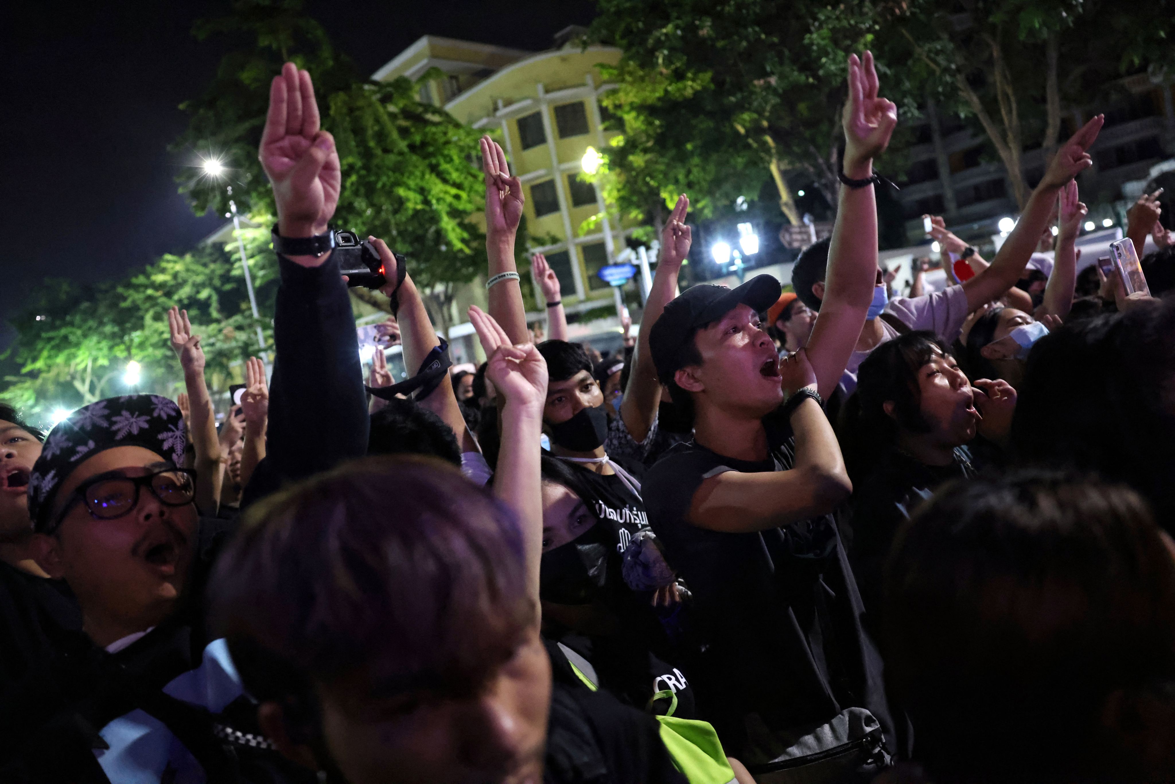 2020年11月14日，在曼谷举行的反政府集会上，观众一边观看Rap Against Dictatorship的表演一边举起代表反政府运动的竖三指手势