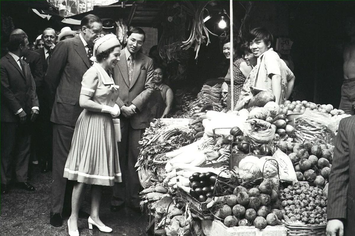 1975年5月6日，香港，英国女王伊丽莎白二世在某菜市场和香港市民互动。（网络图片）