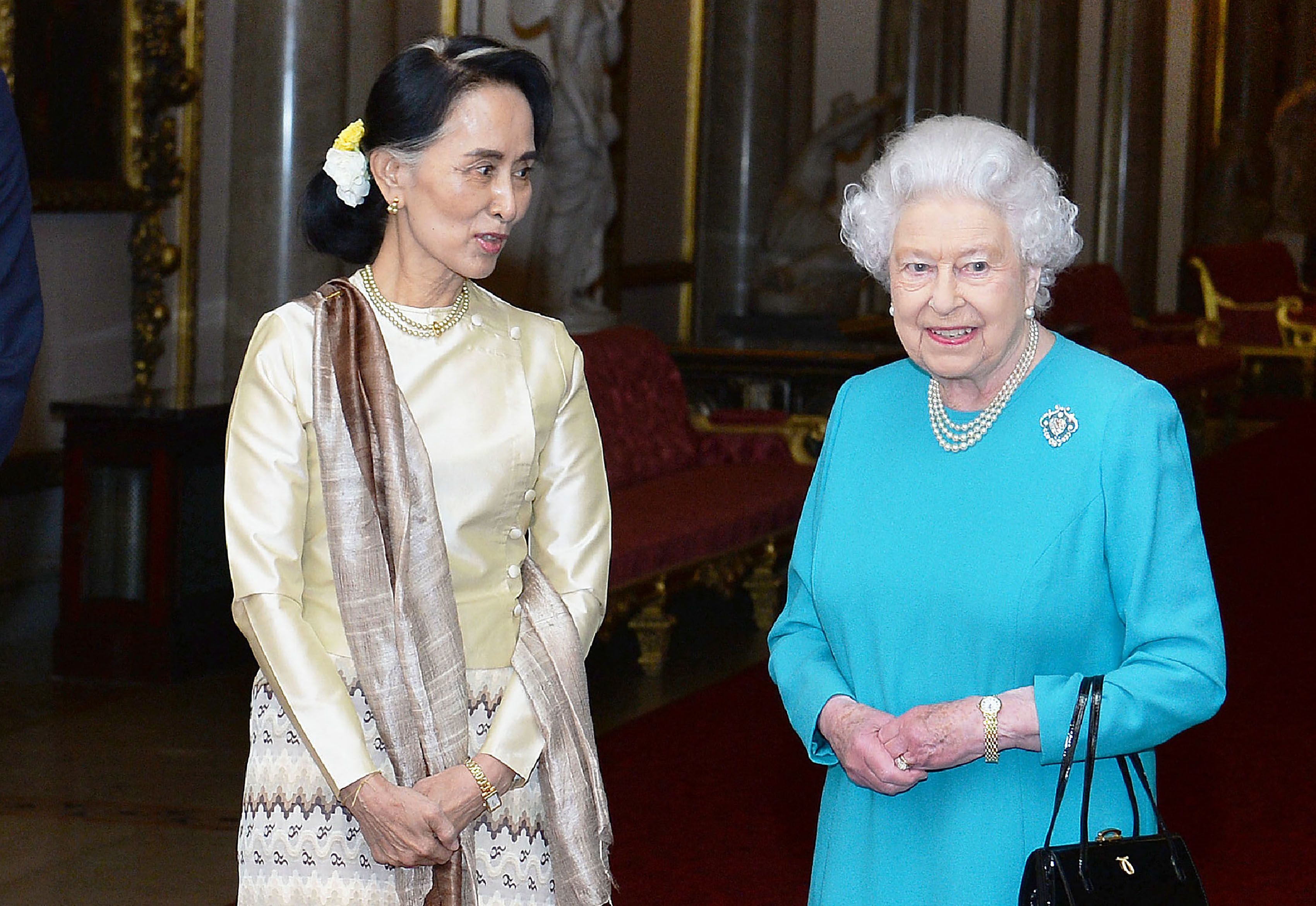2017年5月5日，伦敦，英国女王伊丽莎白二世在白金汉宫举行私人午餐前迎接缅甸事实上的领导人昂山素季（左）。( AFP / John Stillwell)