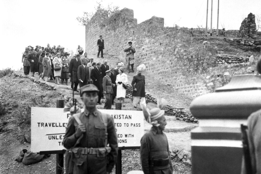 1961年2月6日，巴基斯坦托尔卡姆，英国女王伊丽莎白二世在访问巴基斯坦-阿富汗边境的哨所。 (AP)