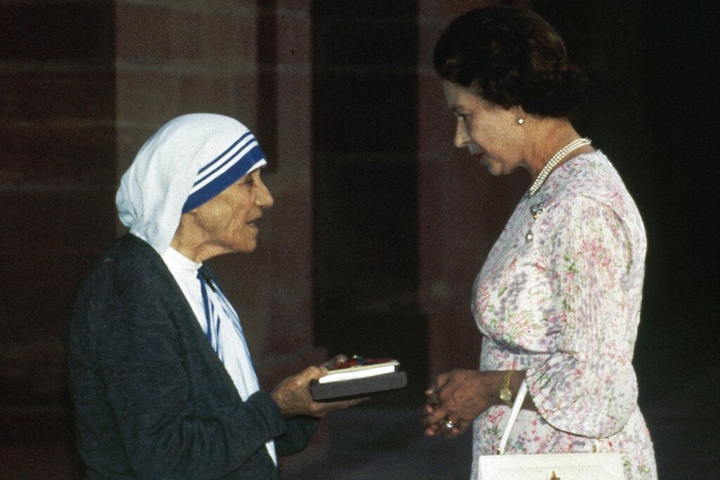 1983年11月24日，印度新德里，来自加尔各答的特蕾莎修女在接受英国女王伊丽莎白二世颁发的荣誉勋章。特蕾莎修女曾获得诸多荣誉，包括1962年拉蒙·麦格塞塞奖及1979年诺贝尔和平奖。(AP)