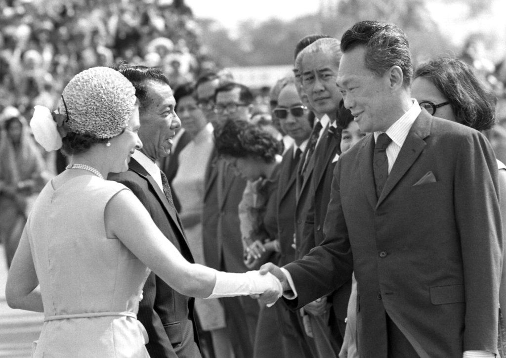 1972年2月18日，新加坡，英国女王伊丽莎白二世会见新加坡总理李光耀。这是伊丽莎白女王第一次访问新加坡。(AP / Max Nash)