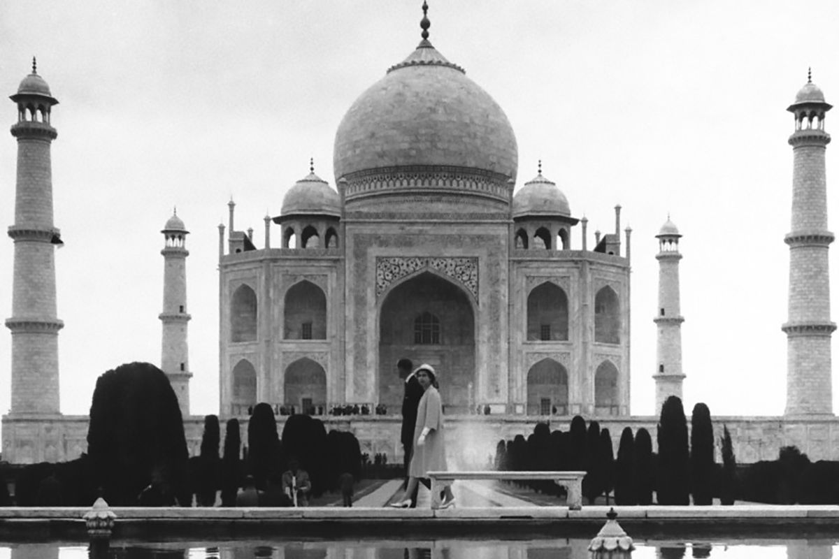 1961年1月30日，印度，阿贾拉，英国女王伊丽莎白二世在菲利普亲王的陪伴下参观泰姬陵。 (AP)
