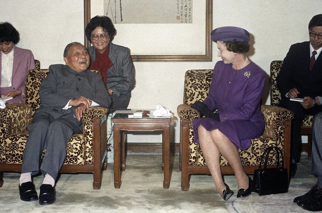 1986年10月14日，伊丽莎白二世女王在北京会见邓小平。 (AP)