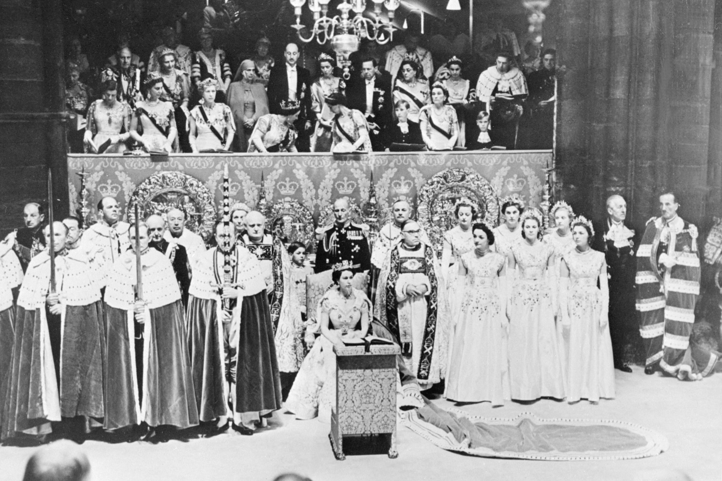 1953年6月2日，英国伦敦，威斯敏斯特大教堂，英国女王伊丽莎白二世在她的加冕仪式上。(AFP)