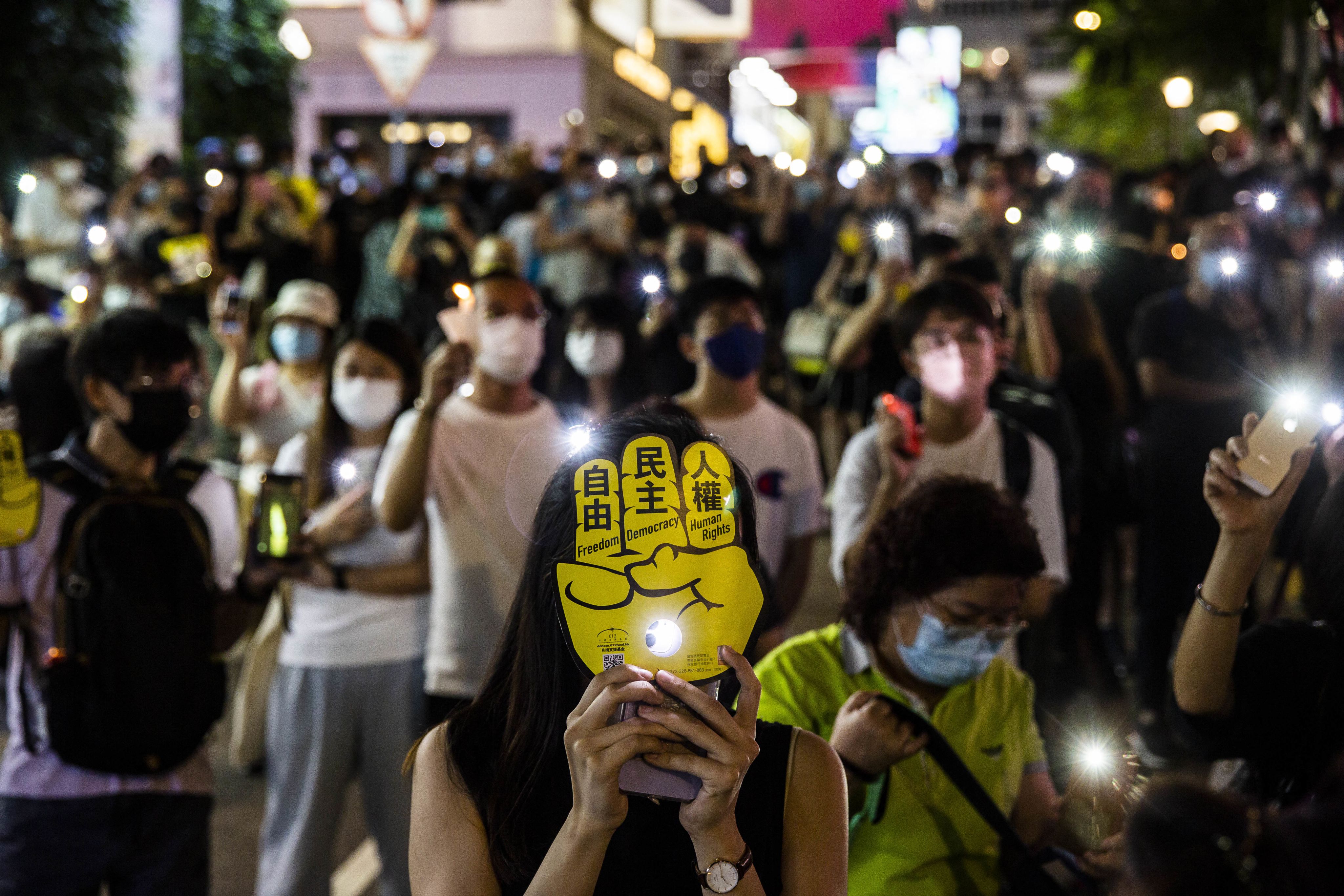 2021年6月4日，维多利亚公园被港警封闭，香港人民在铜锣湾亮起手机灯光纪念六四