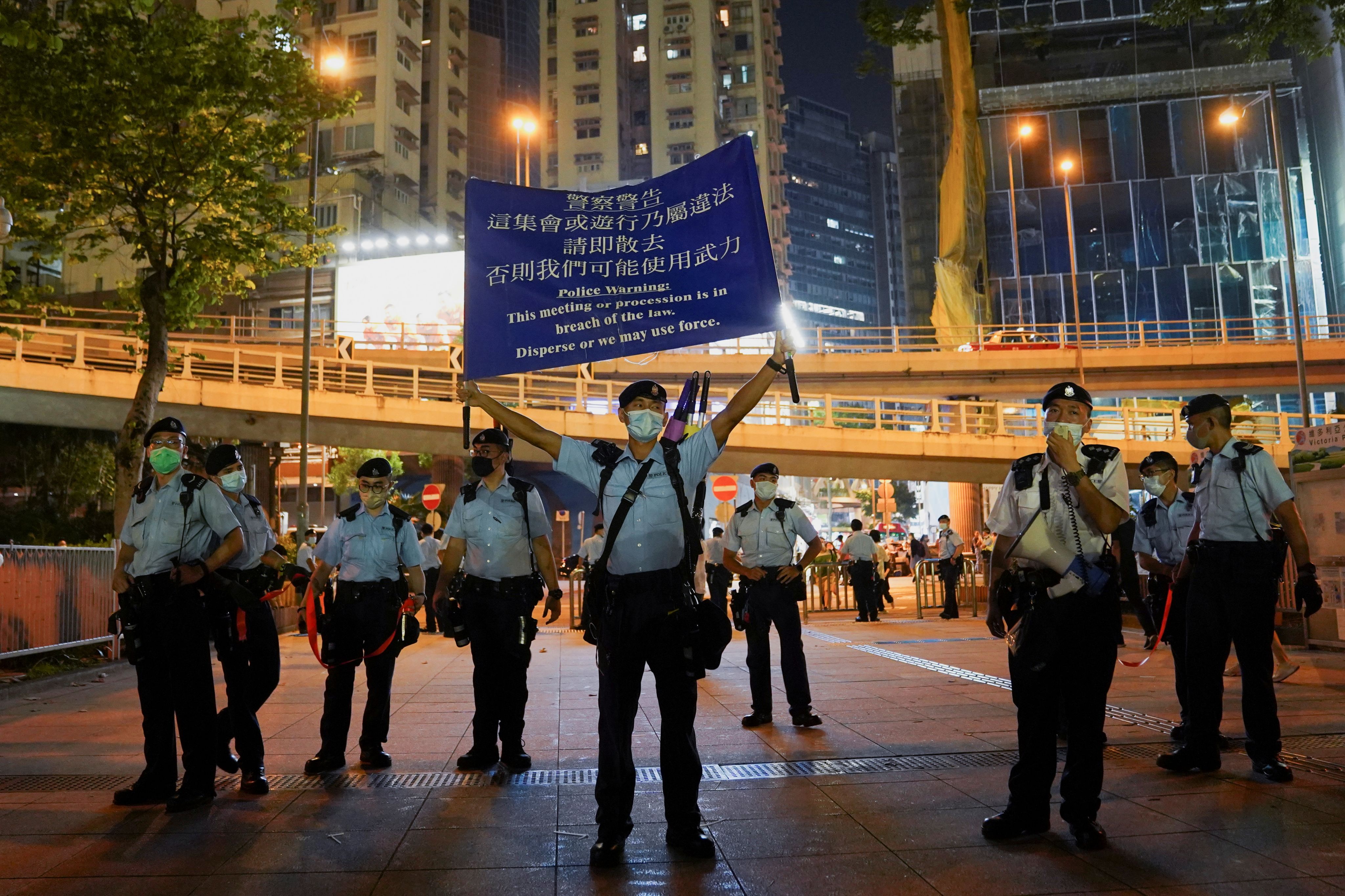 2021年6月4日，香港警方在举牌要求民众散开