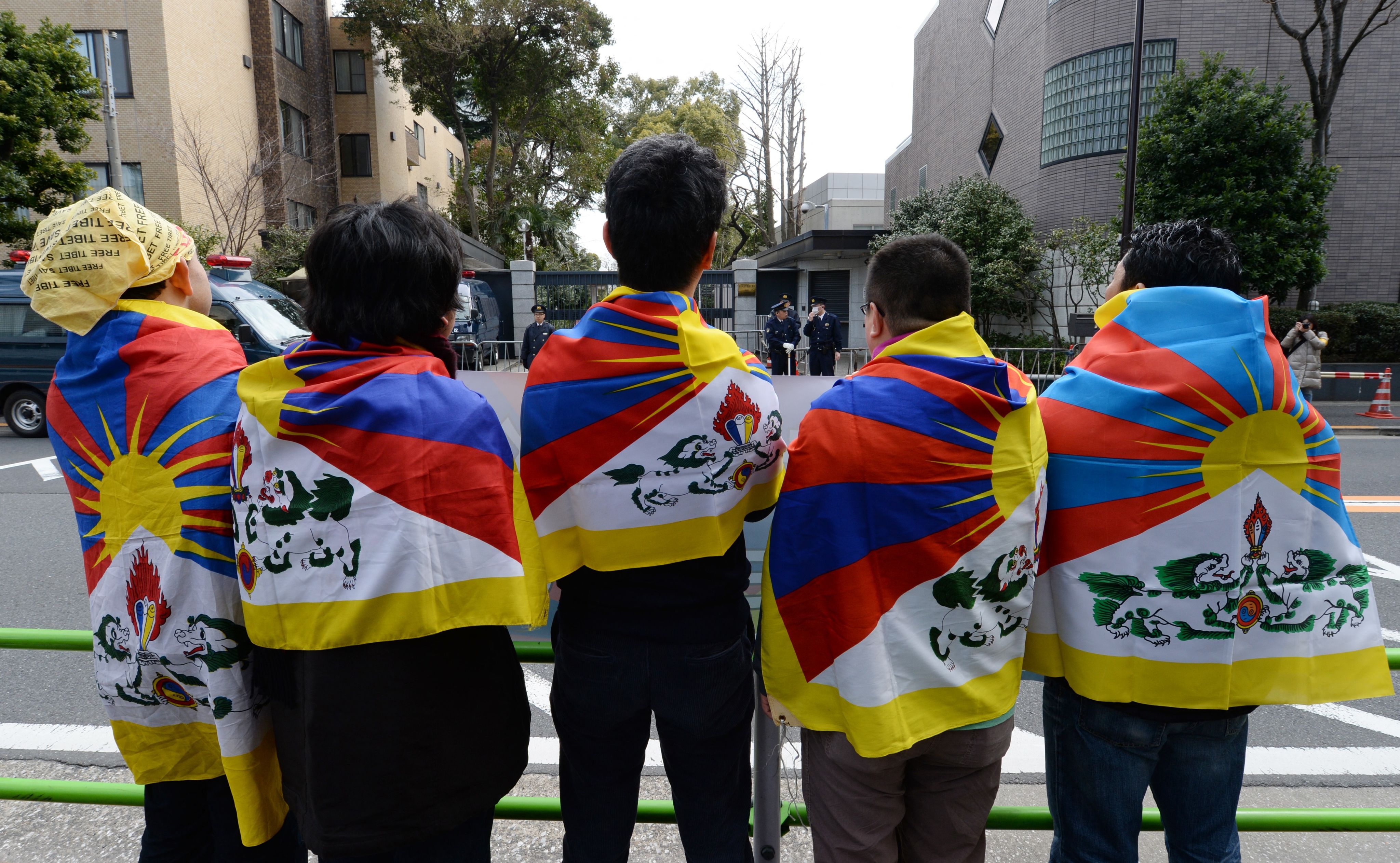 Students in Tokyo protesting to demand "free Tibet" in front of the Chinese embassy on Mar 9, 2014. (AFP / Toshifumi Kitamura)