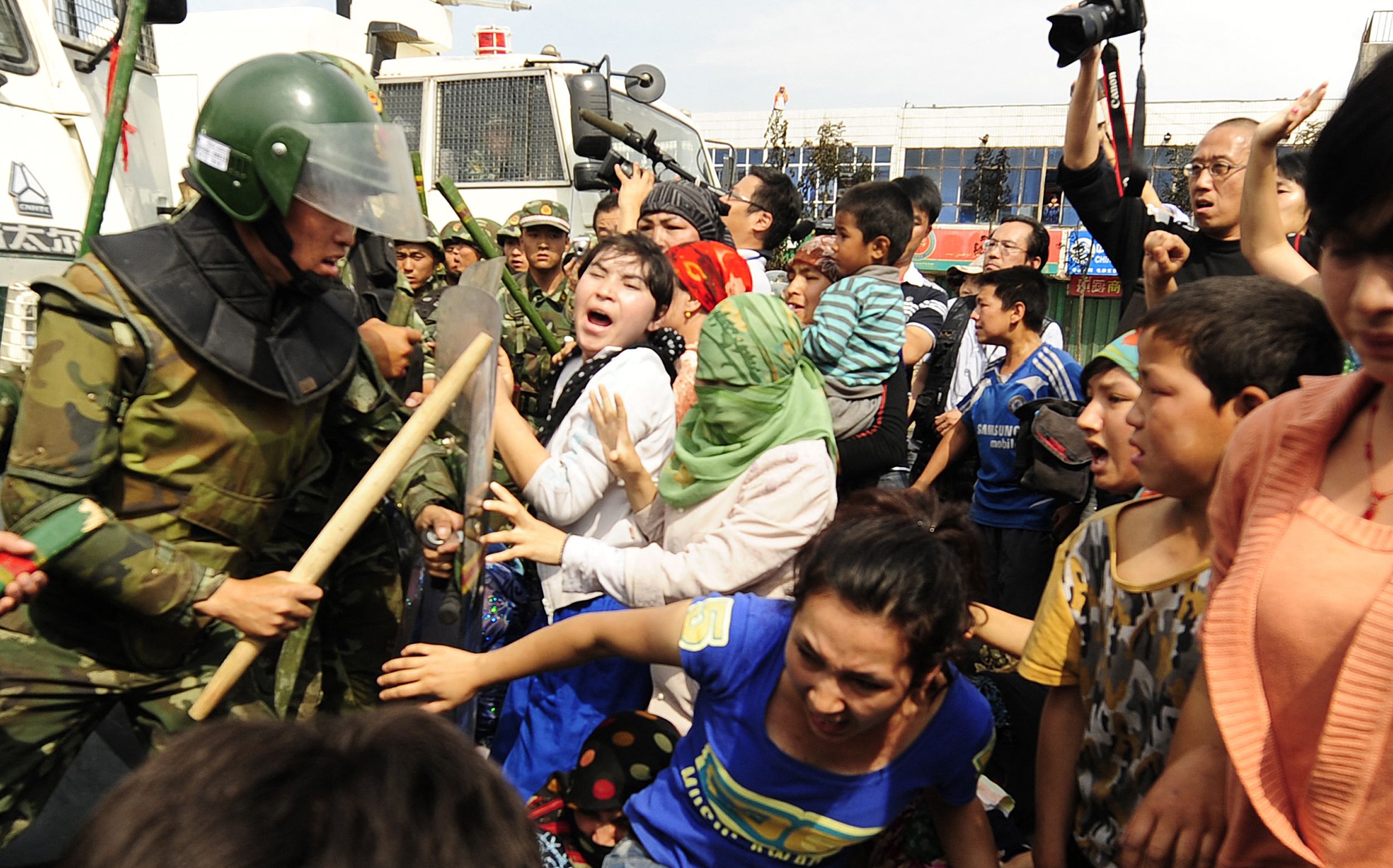Uygur women clashed with Chinese riot police as they protest in Urumqi on Jul 7, 2009. (AFP / Peter Parks)