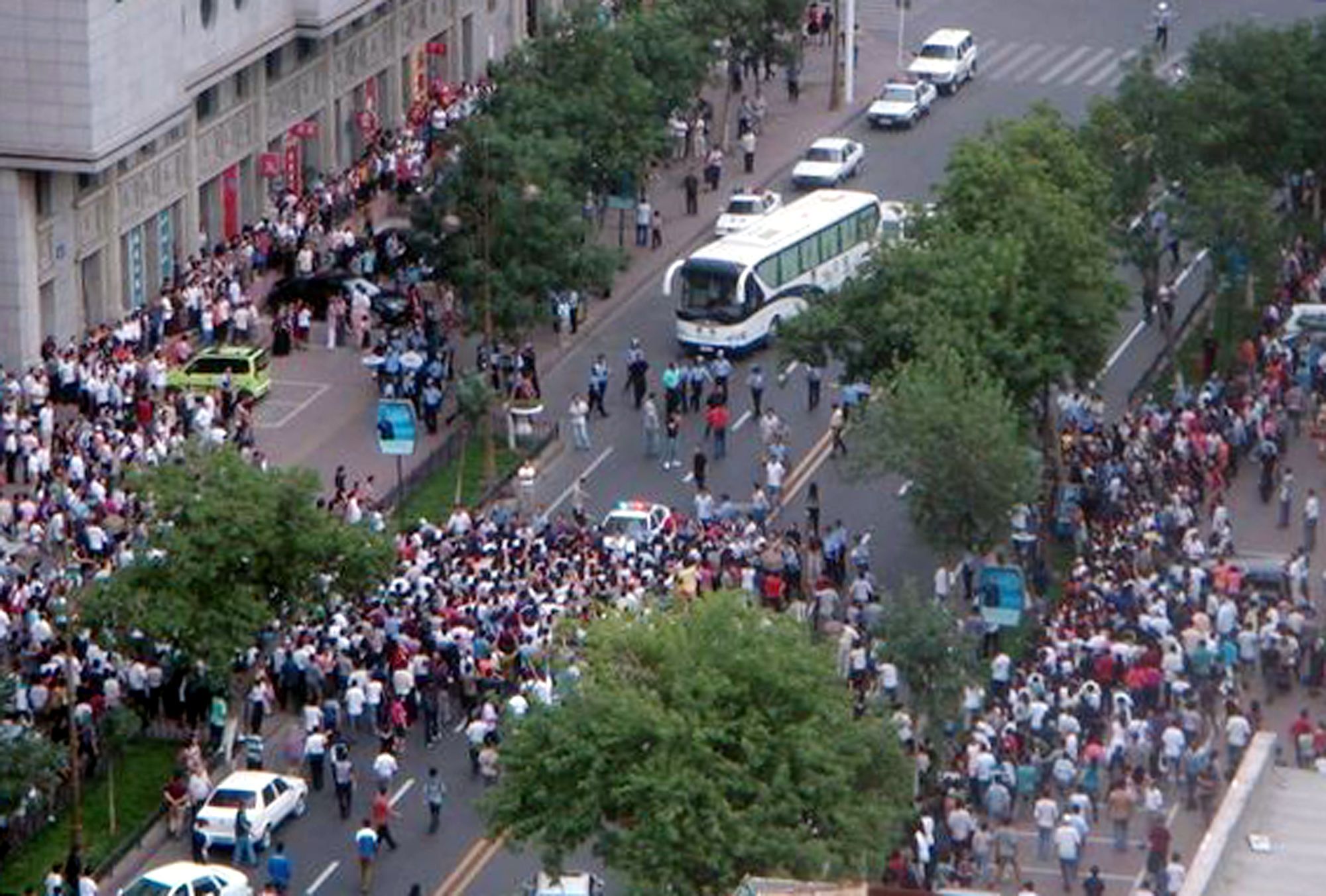 Protesters on the streets of Urumqi on Jul 5th, 2009. (AP)