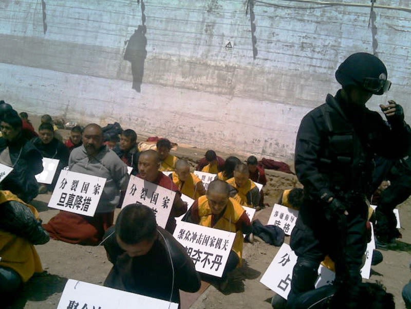 2008年遭逮捕藏族僧侣与平民。挂在他们身上的标志列出姓名和如“分裂国家”的罪行。