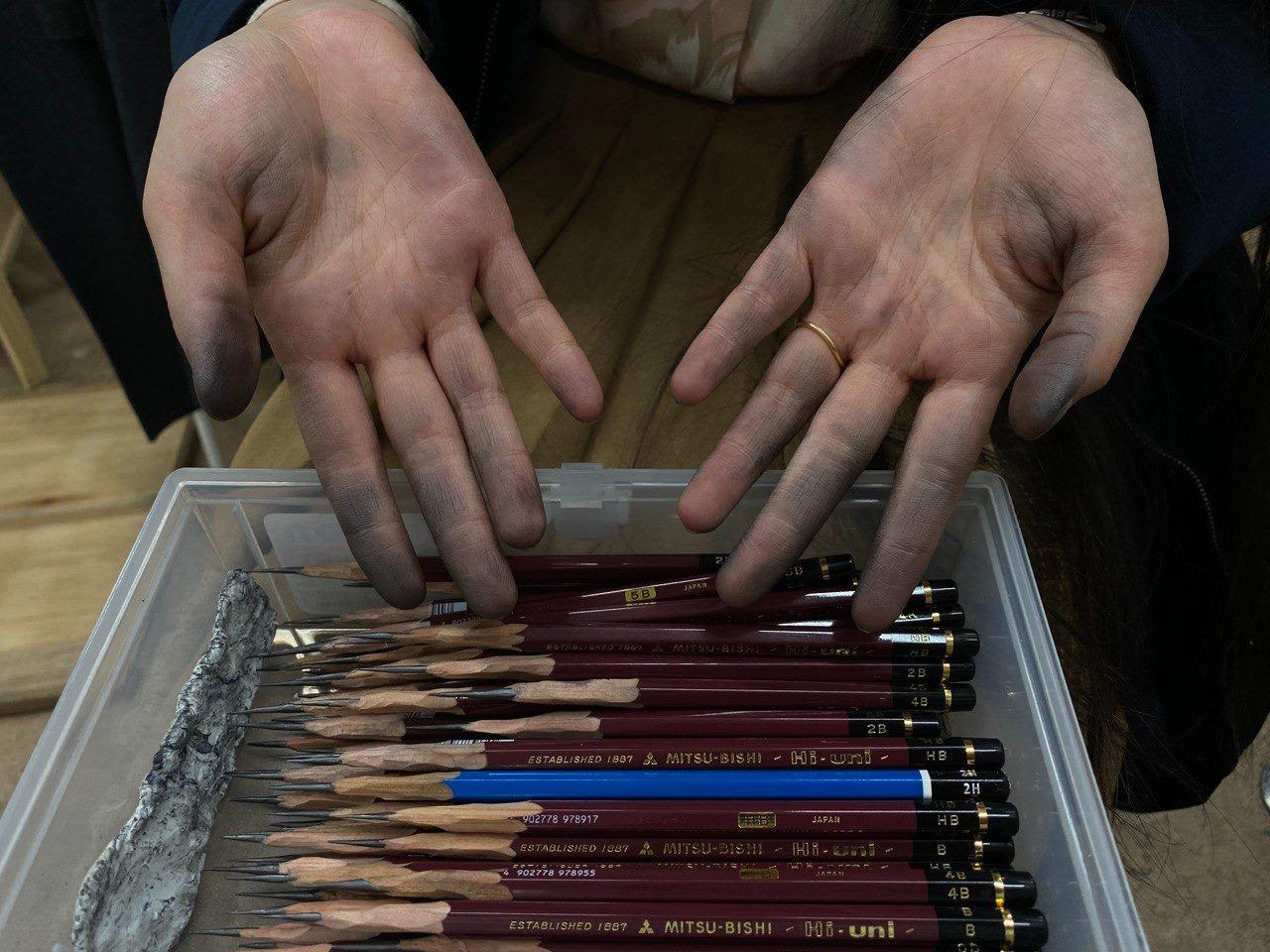 Lin Sen spent an entire night sharpening her pencils before the exam.
