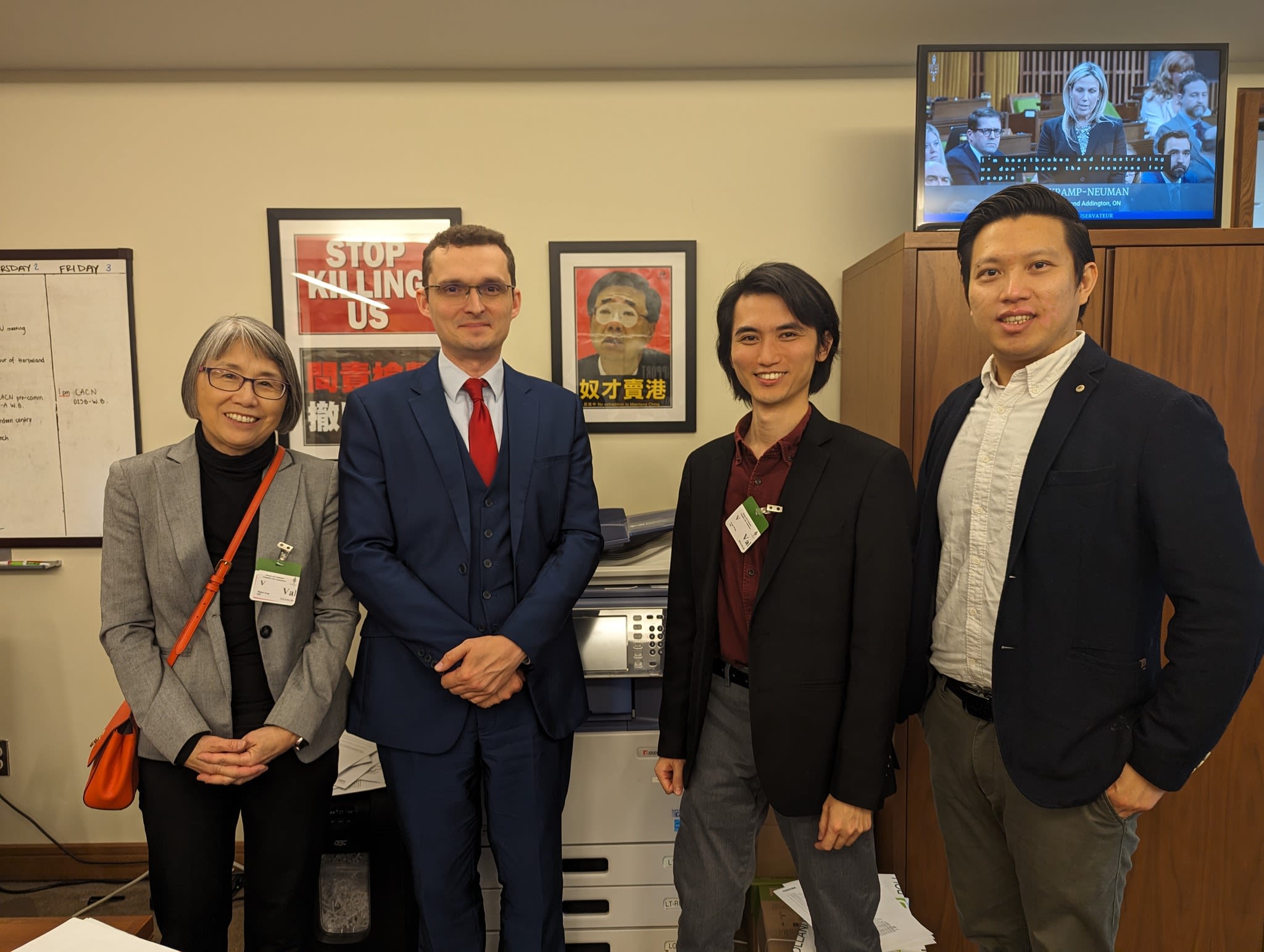 缓慢的“救生艇”：移加港人的身份“真空期”困局– Wainao