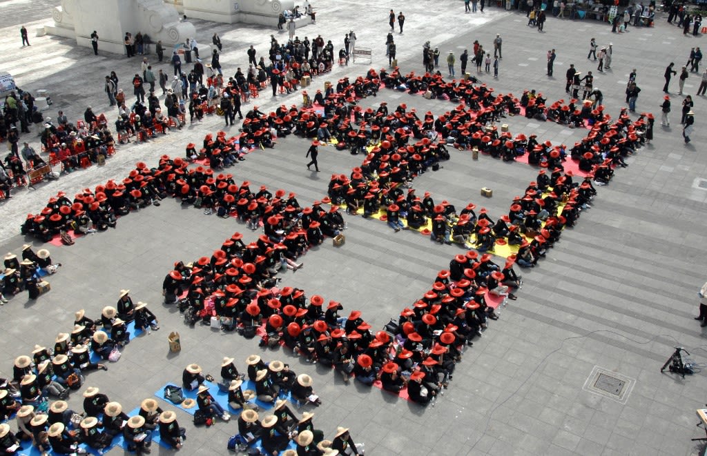 2009 年 2 月 28 日，活动人士在台北广场摆设数字“228”，纪念 62 年前这一天发生的大屠杀。