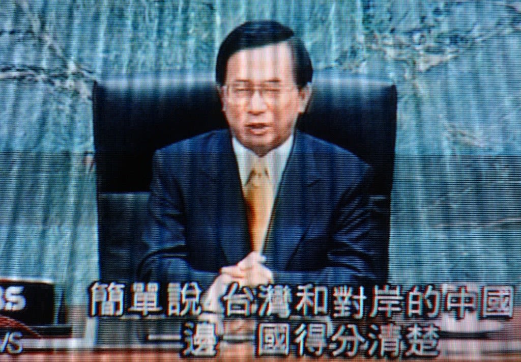 电视画面显示，2002 年 8 月 3 日，台湾总统陈水扁在台北总统府发表讲话，就该国的未来进行全民公投。