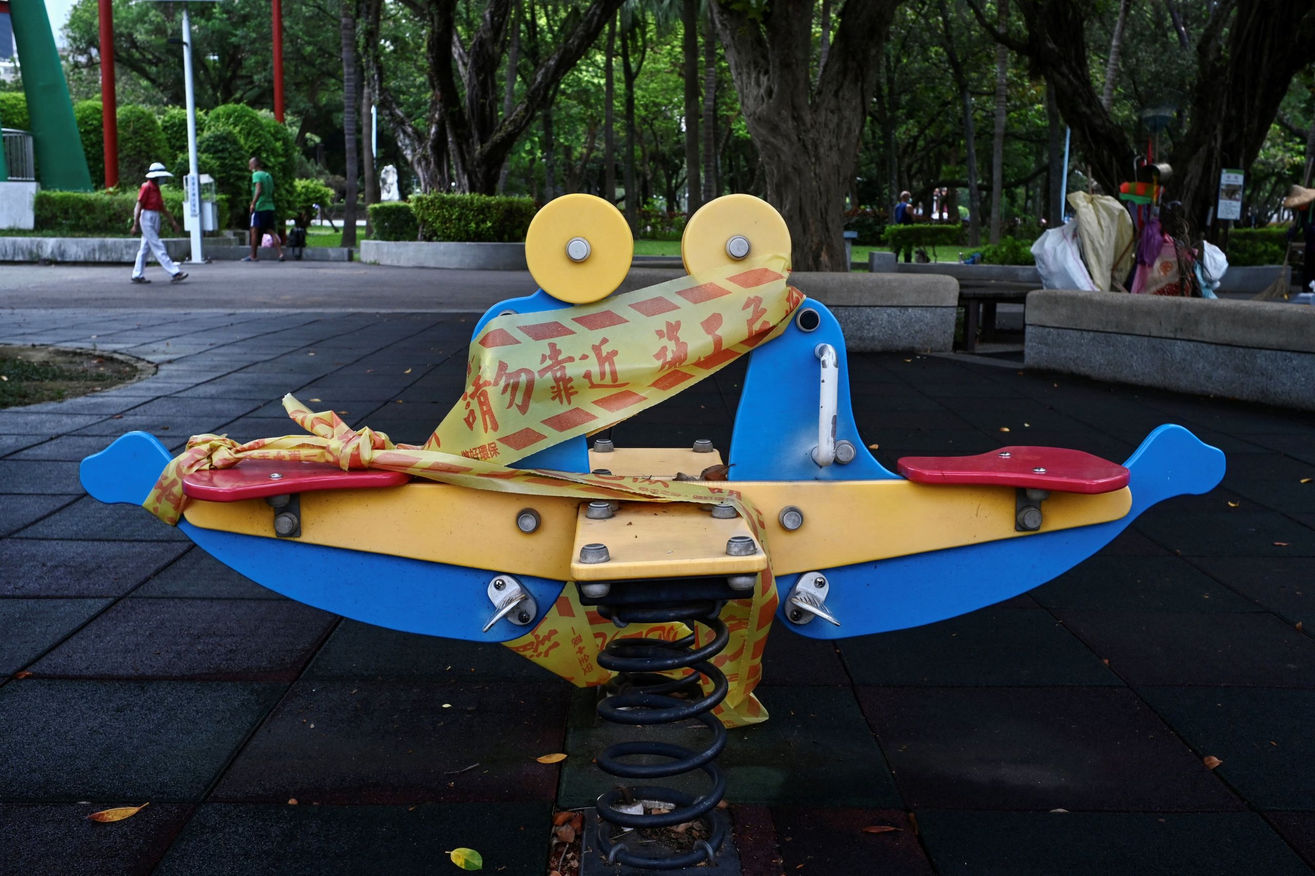 7月13日，台北的游乐场设备因 Covid-19 冠状病毒大流行而被包裹禁止使用（图片来源：法新社）