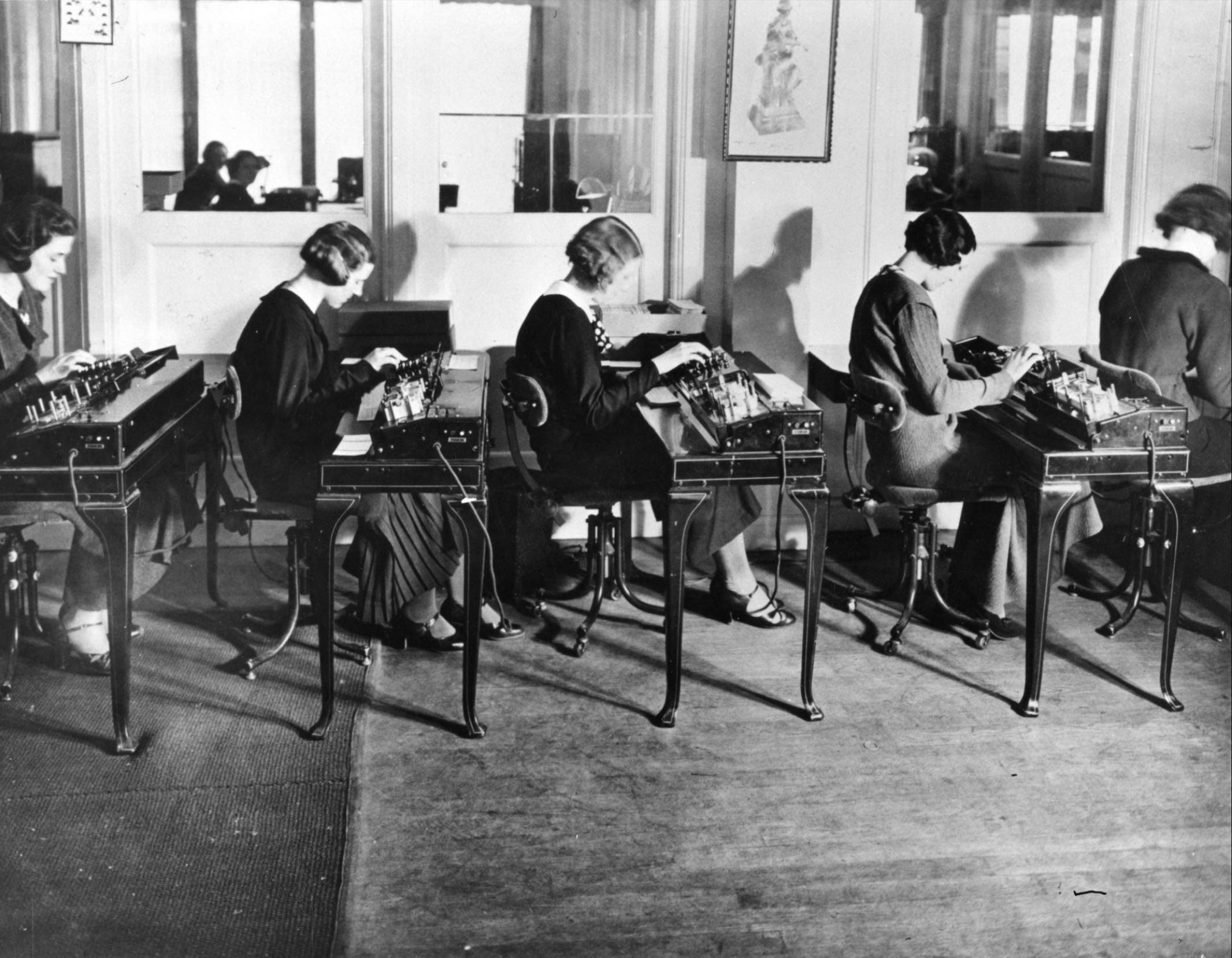 1934 年，IBM 斯德哥尔摩办公室的按键操作员。