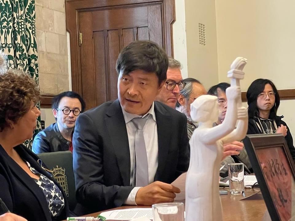 周锋锁在英国议会展示“天安门自由女神”像。