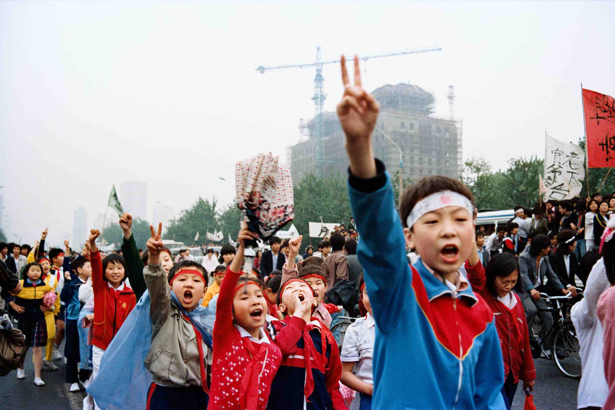 1989年5月18日，中学生们在北京街头高举V手势，向天安门广场进发，声援进入第六天的学生绝食抗议。