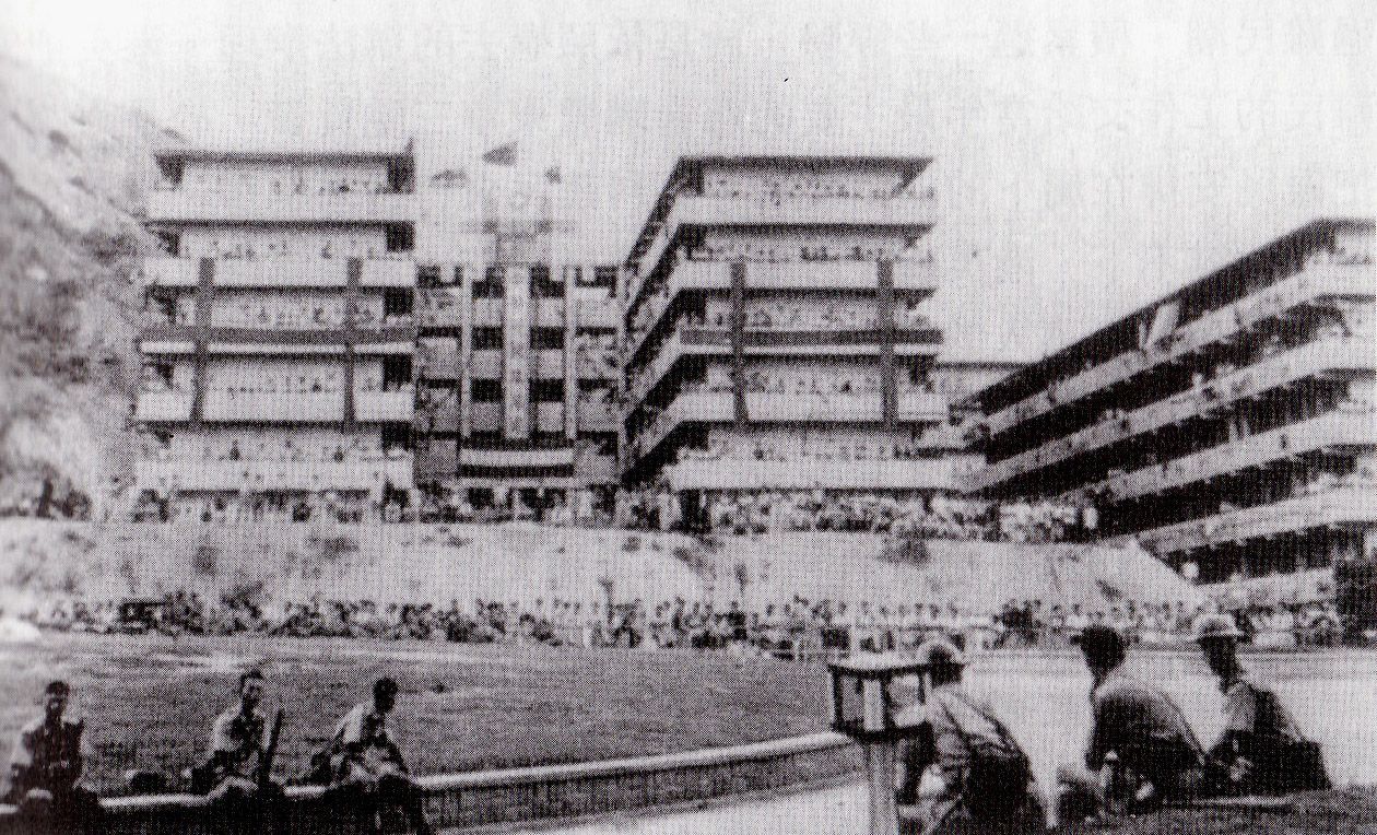 During the October 10 riots, the police riot team confronted the masses in the Shek Kip Mei resettlement area. The large "Double Ten" emblem hung on the outer wall of Block H (now Mei Ho House) is seen. 