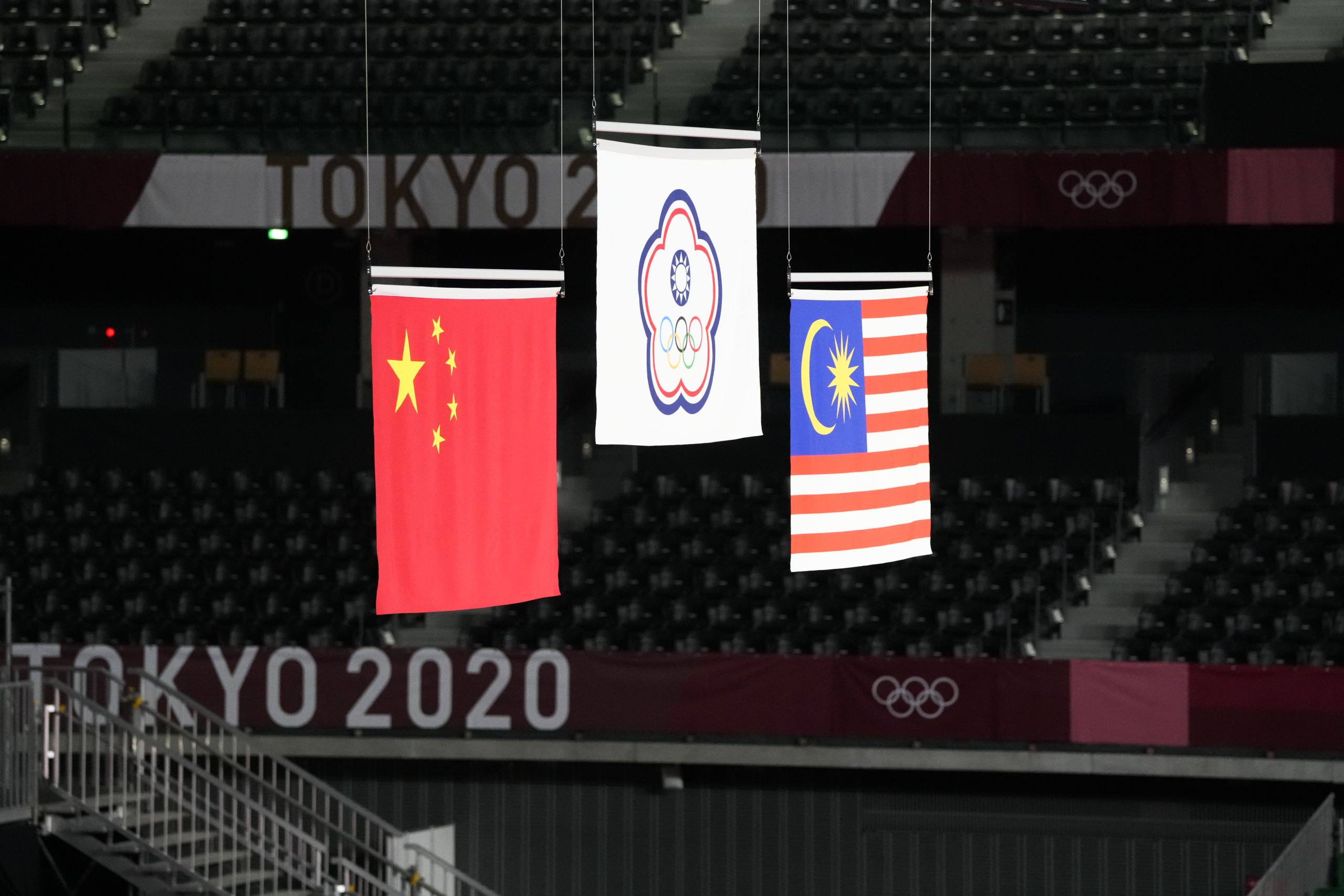 东京奥运羽毛球男双颁奖礼，现场升起“中华奥会”会旗，奏起“国旗歌”旋律 