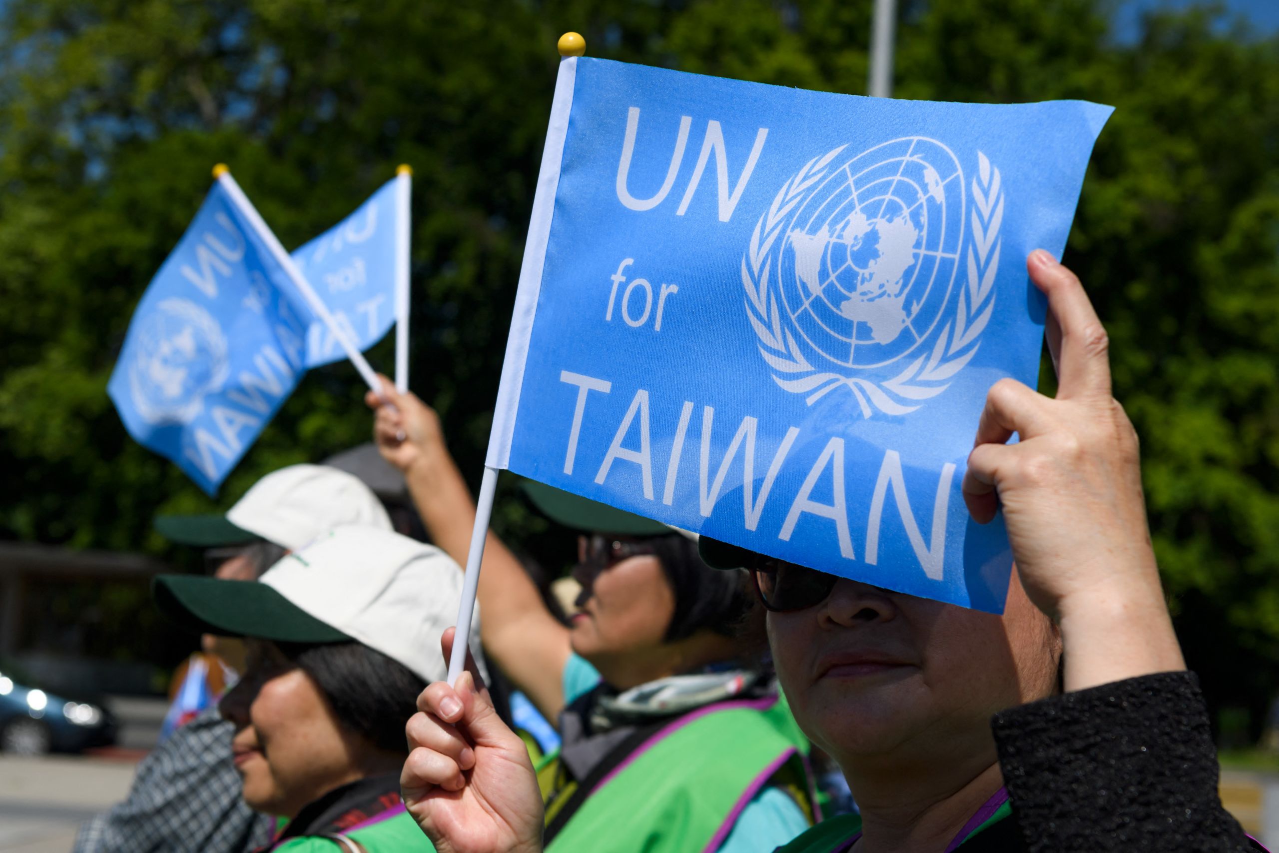 2017年5月22日世界卫生大会（WHA）期间，抗议者在日内瓦的联合国办公室外手持蓝色旗帜。