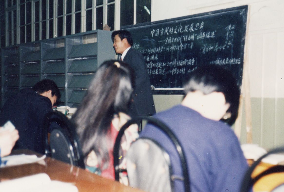 王书君在青岛教书，黑板上写着：中国当代性文化发展思考。（王书君提供）