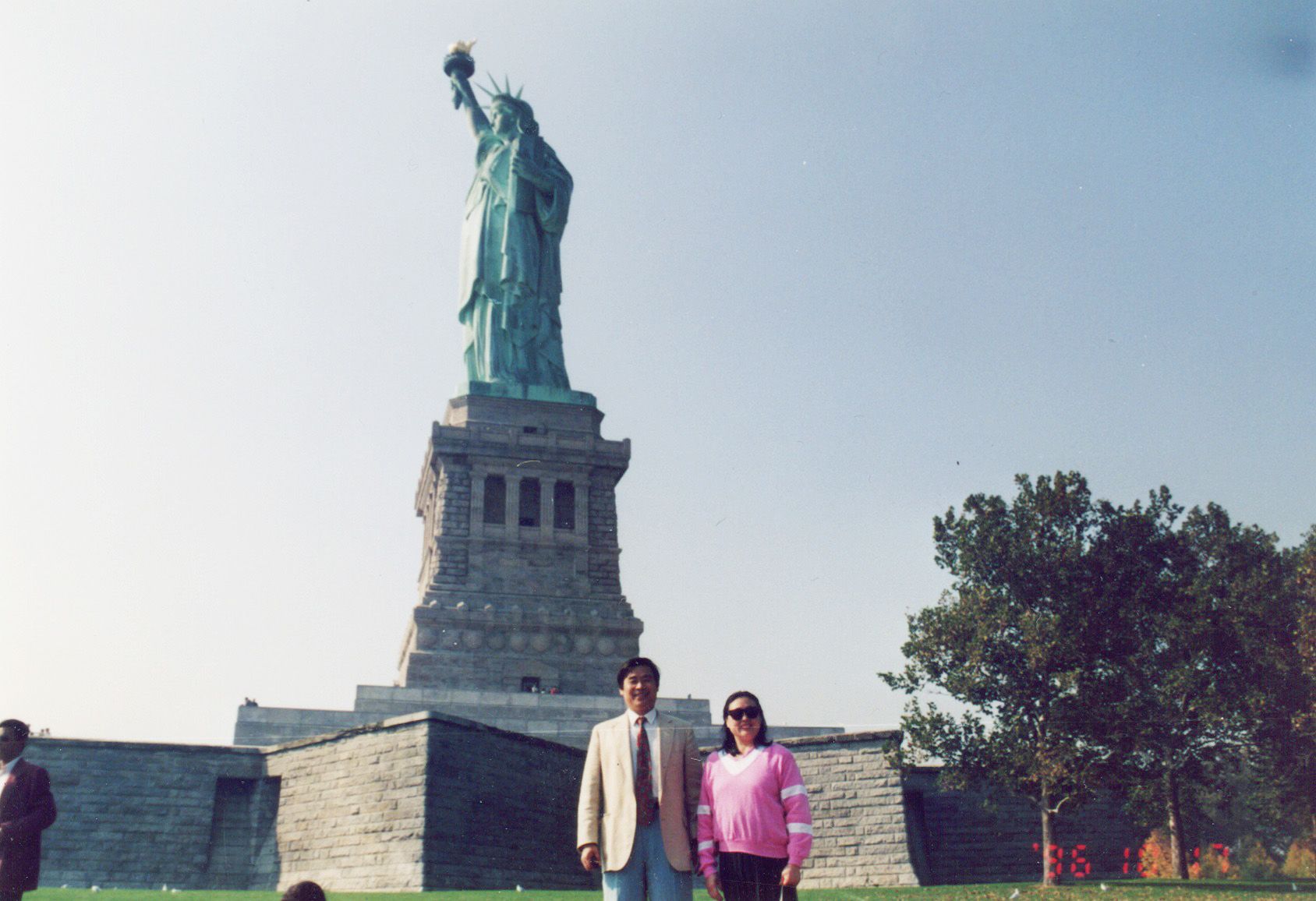 1996年10月，王书君在纽约自由女神像前。（受访者提供）