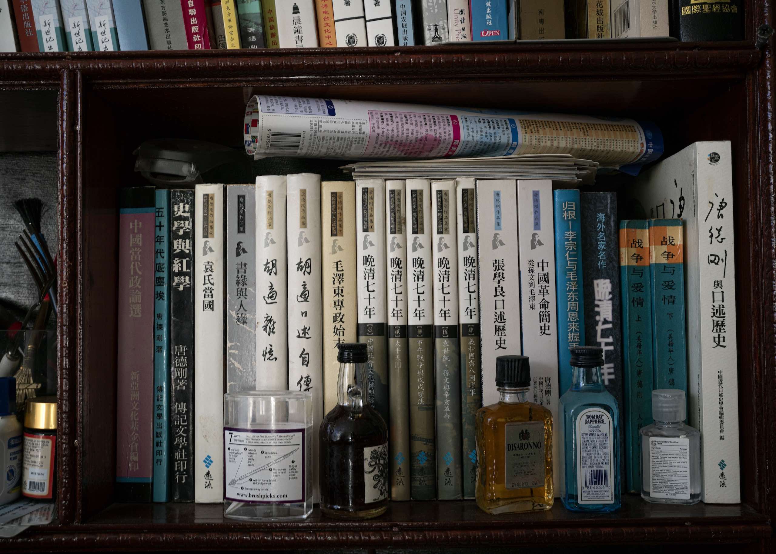 2023年11月，王书君位于法拉盛的家中，摆放着中国历史学家唐德刚的书籍。(Michael Gan/RFA)