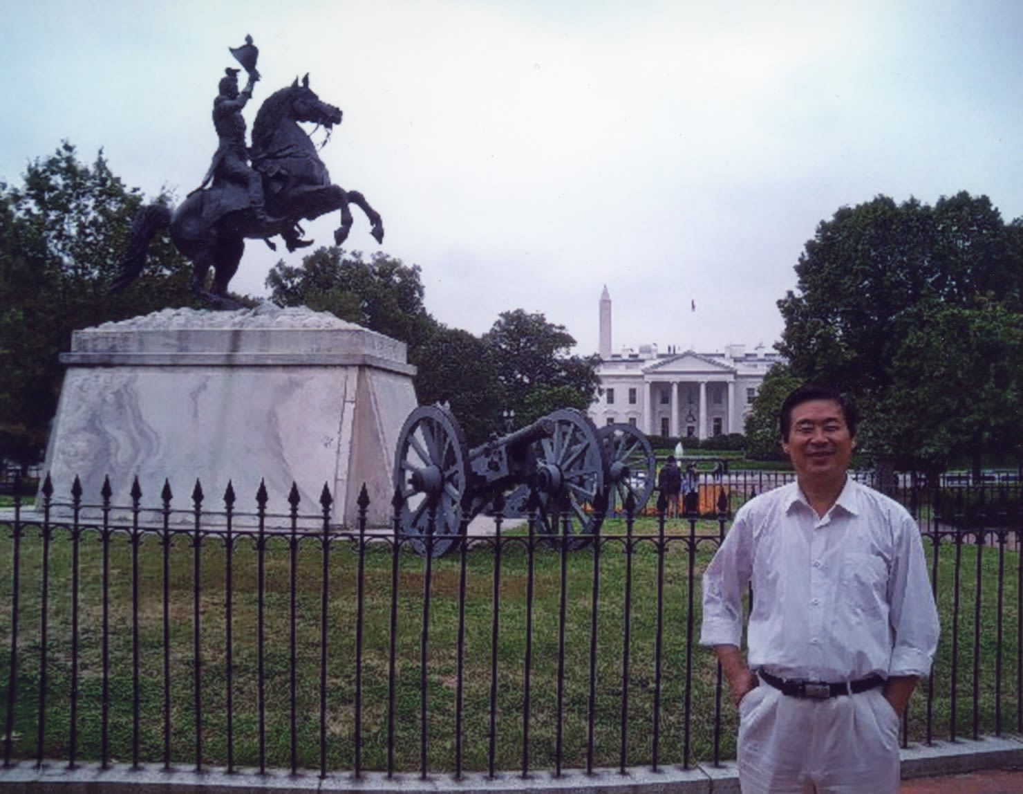 王书君在美国白宫前留影（王书君提供）