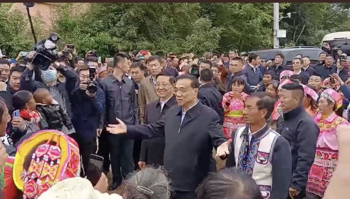 习李之间对经济和民生政策的分歧，在疫情期间多次现端倪。李克强在疫情封控期间到云南东部曲靖视察全程不戴口罩。
