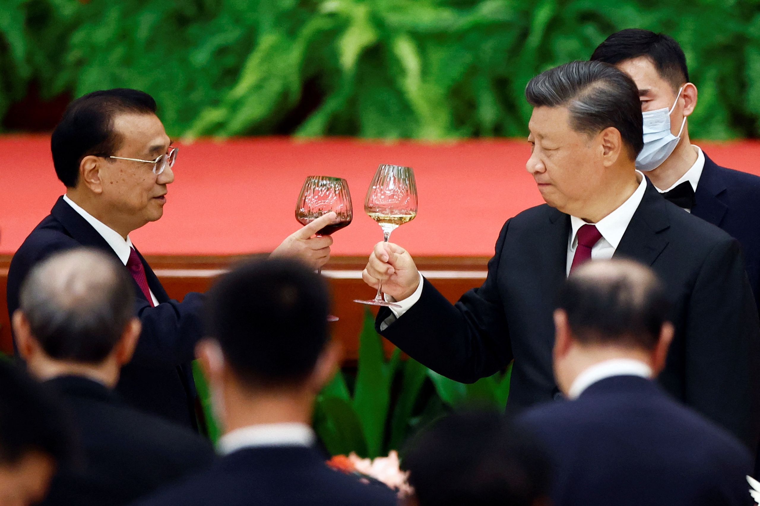 2022年9月30日国庆前夕，习近平和李克强在中国北京人民大会堂举行的招待会上举杯。