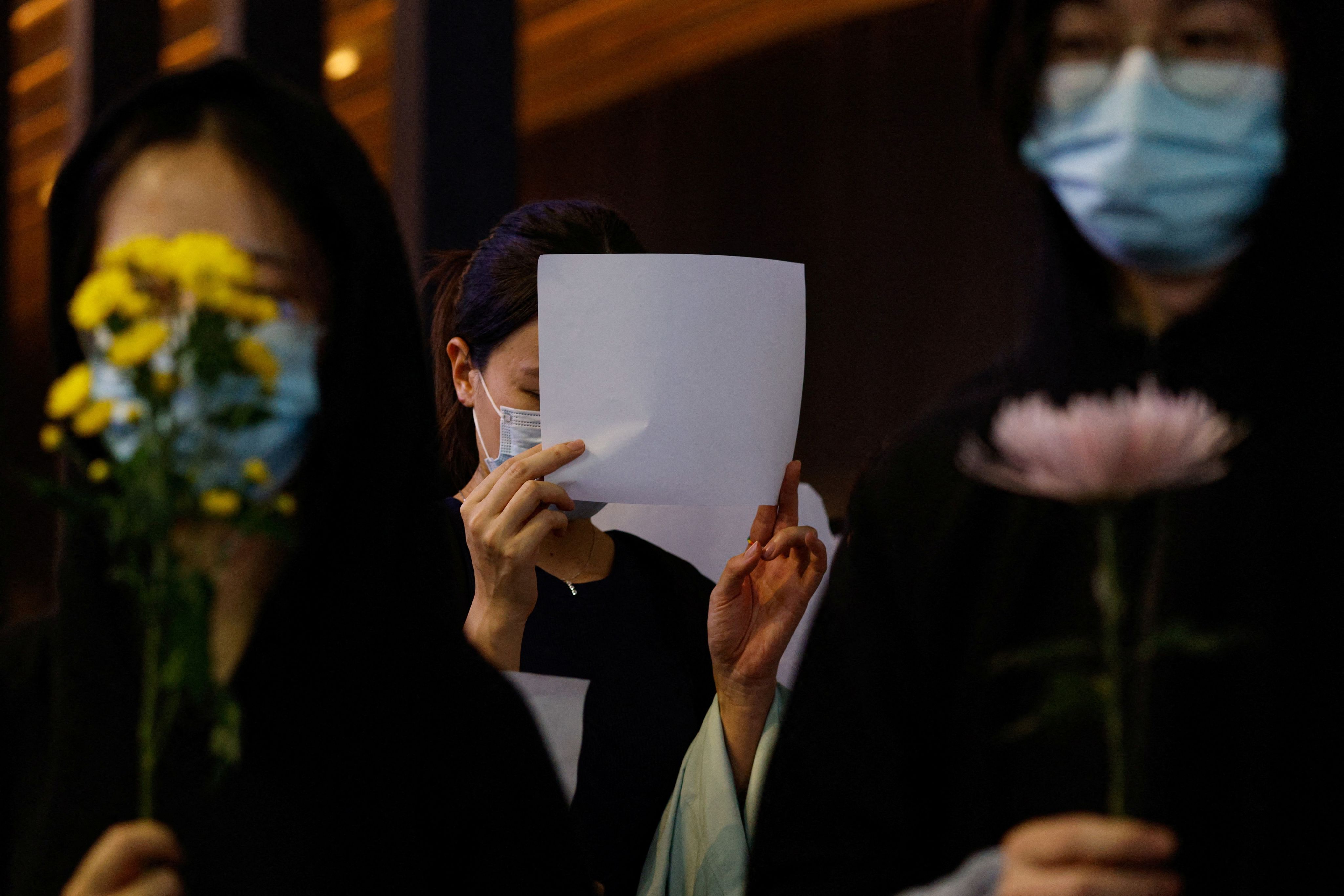 参加白纸抗议的女抗议者们；一张白纸代表了抗议者想说但不能说的话。